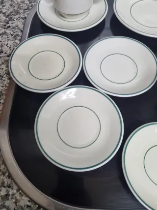 Juego de tazas y platos de cerámica