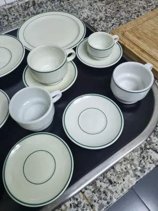 Juego de tazas y platos de cerámica