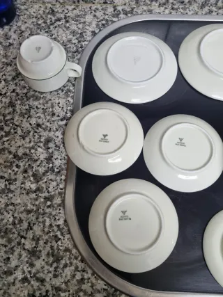 Juego de tazas y platos de cerámica