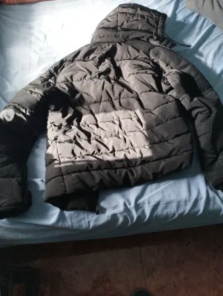 Abrigo impermeable con capucha