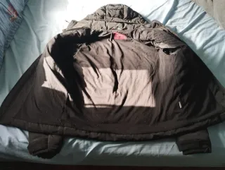 Abrigo impermeable con capucha