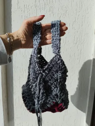 Borsetta uncinetto grigio e rosso