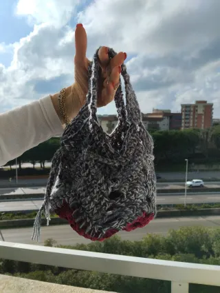 Borsetta uncinetto grigio e rosso
