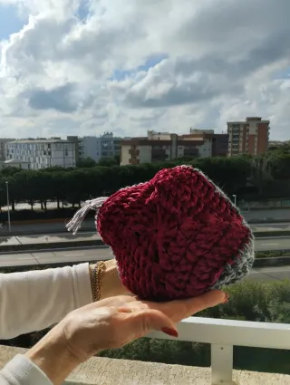 Borsetta uncinetto grigio e rosso