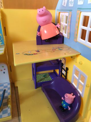 Casa de Peppa Pig con mobiliario y muñecos