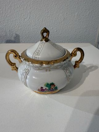 Conjunto de té de porcelana con detalles dorados