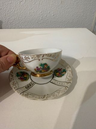 Conjunto de té de porcelana con detalles dorados