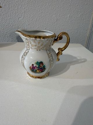 Conjunto de té de porcelana con detalles dorados