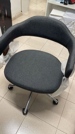 Silla de escritorio gris moderna