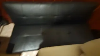 Sofá elegante de piel sintética en color negro