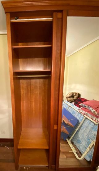 Armario de madera con espejo