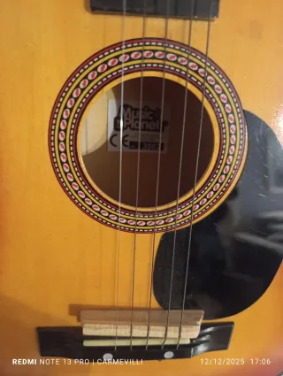 Guitarra de juguete con funda