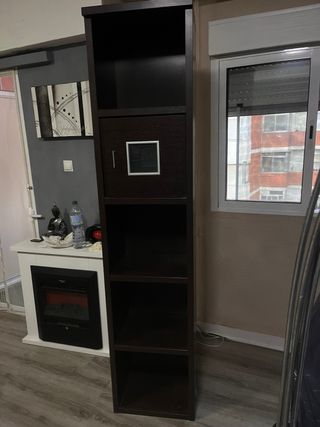 Estantería de madera marrón