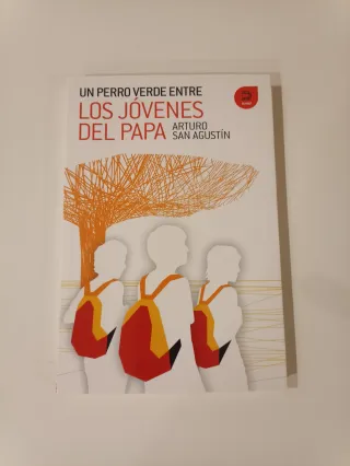 Un perro verde entre los jóvenes del Papa