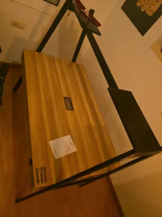 Mesa SKLUM modelo Bhan en acero y melamina