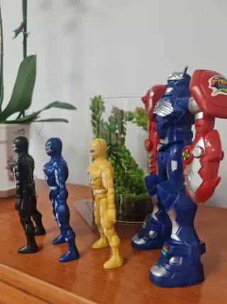 Figuras Power Rangers y Megazord