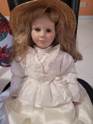 Bambola di porcellana con cappello