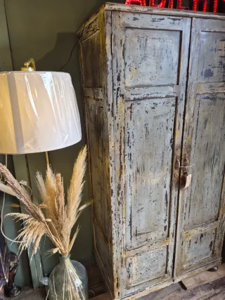 Armario antiguo de madera