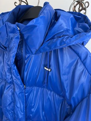 Parka vinilo azul con capucha
