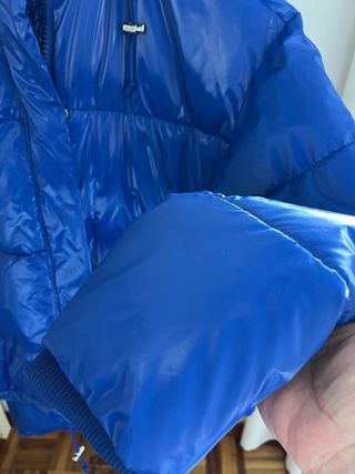 Parka vinilo azul con capucha