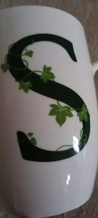 Tazza mug con iniziale S e foglie verdi