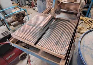 Mesa de corte Alba ladrillos y azulejos.