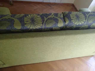 Sofá de tela verde y multicolor