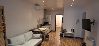 Muebles de cocina blancos y plateados.