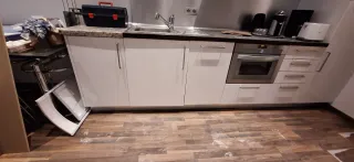 Muebles de cocina blancos y plateados.