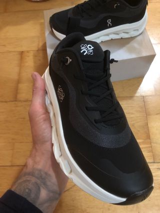 Zapatillas On Cloud Loewe Negras Blancas