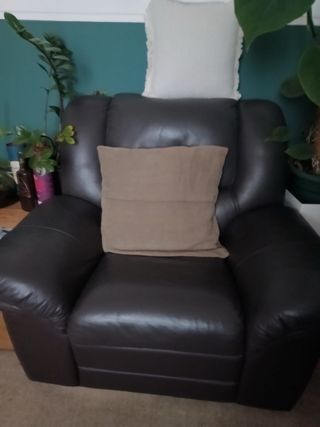 Sofá de piel marrón