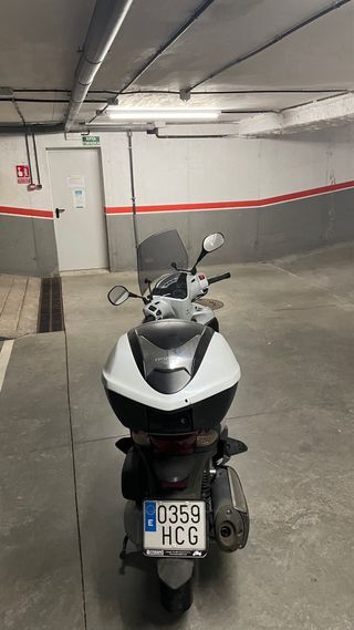 Moto Scooter Blanca con Baúl
