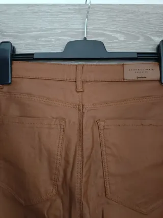 Pantalón efecto piel Stradivarius marrón