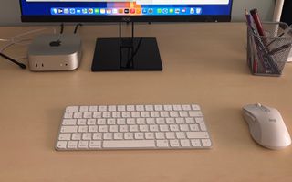 Mac Mini M4 con Magic Keyboard y ratón Logitech
