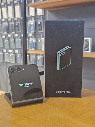 SAMSUNG Z FLIP 6 512GB NERO pixel nero sullo schermo