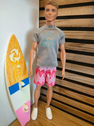 Muñeco Ken surfero Barbie