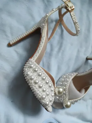 Zapatos de tacón con perlas