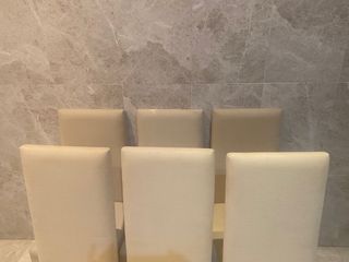 Seis sillas de comedor beige y madera