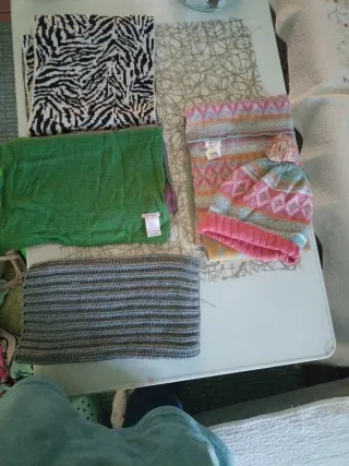 Lote bufandas y conjunto gorro multicolor
