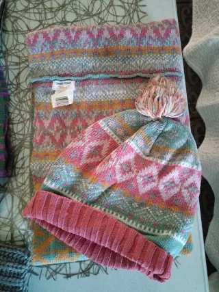 Lote bufandas y conjunto gorro multicolor