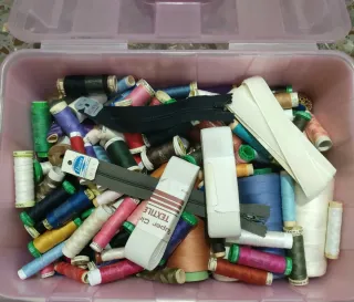 Cassetto di fili da cucito e bottoni
