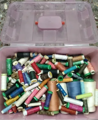 Cassetto di fili da cucito e bottoni
