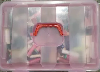 Cassetto di fili da cucito e bottoni