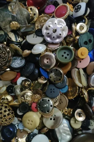 Cassetto di fili da cucito e bottoni