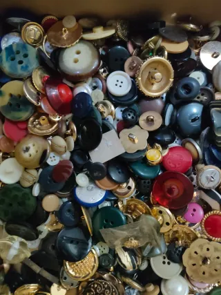 Cassetto di fili da cucito e bottoni