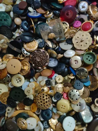 Cassetto di fili da cucito e bottoni