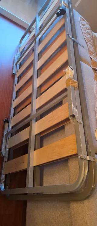 Somier metálico con lamas de madera y patas