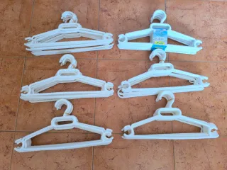 PERCHAS PLÁSTICO BLANCAS PARA ROPA