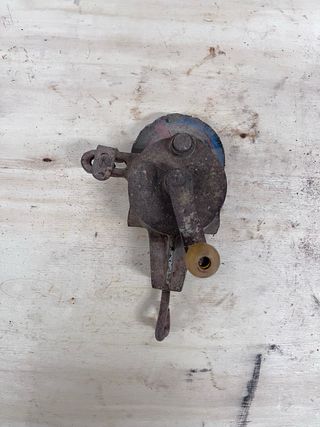 Afilador manual antiguo con manivela