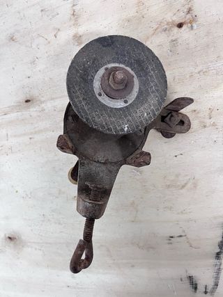 Afilador manual antiguo con manivela